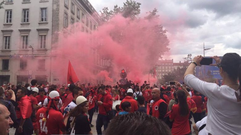 Atmosferë e paparë në Lyon, kënga shqipe dëgjohet gjithandej (Video)