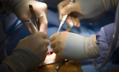 Mjekëve të Spitalit të Gjakovës u revokohen licencat, operuan këmbën e gabuar të pacientes