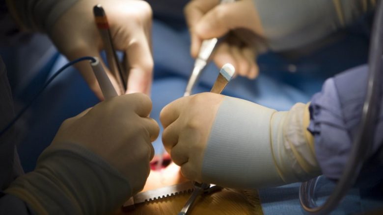 Mjekëve të Spitalit të Gjakovës u revokohen licencat, operuan këmbën e gabuar të pacientes