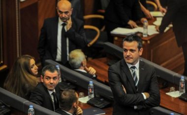 Vjosa Osmani dhe Arben Gashi nuk e tregojnë votën për Demarkacionin