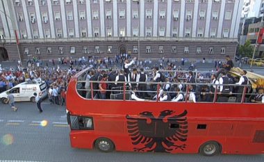 “Humb” shoferi i autobusit, lojtarët e presin 20 minuta!