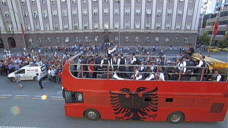 “Humb” shoferi i autobusit, lojtarët e presin 20 minuta!