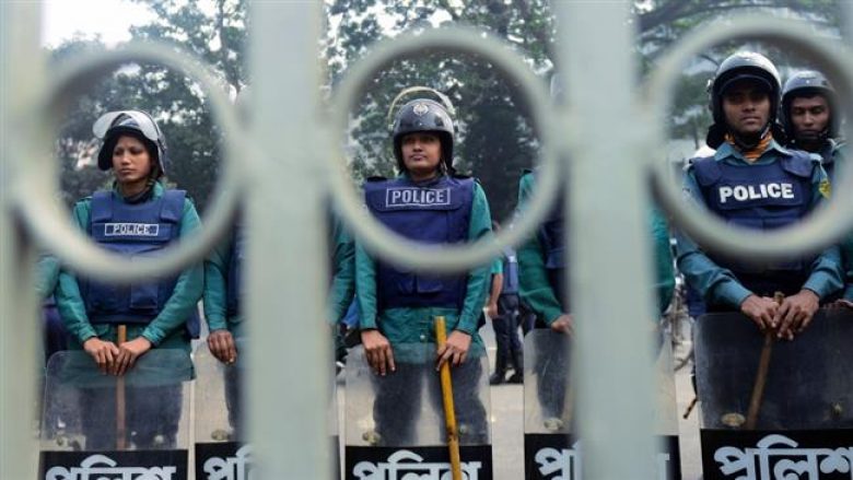 Paraburgosen 900 persona në Bangladesh