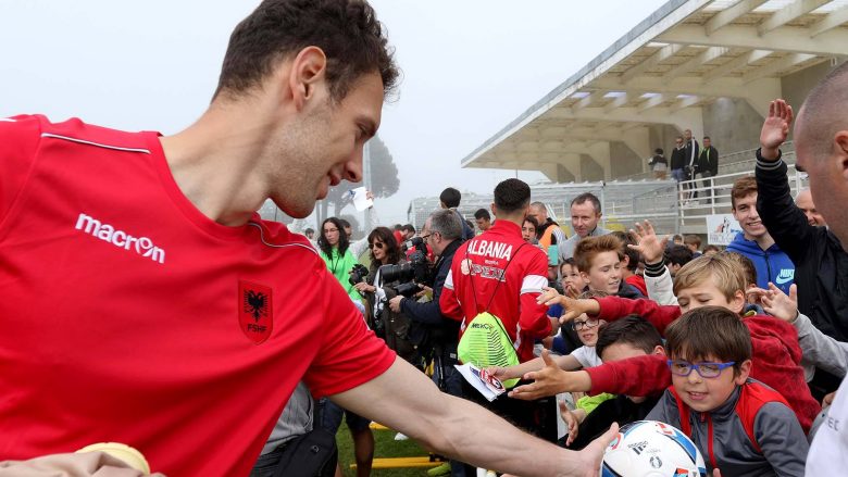 Shpërndahen kartolinat me futbollistët e kombëtares (Foto)