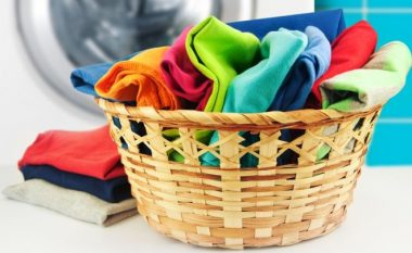 Truqe të thjeshta për rroba të pastra të cilat çdo mashkull duhet t’i dijë (video)