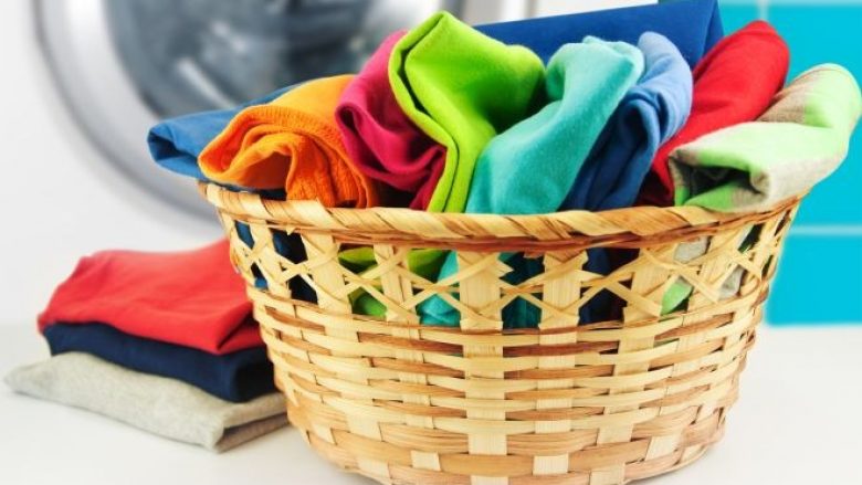Truqe të thjeshta për rroba të pastra të cilat çdo mashkull duhet t’i dijë (video)