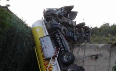 Cisterna me naftë përplaset në fabrikën ‘Sharrcem’ (Foto)