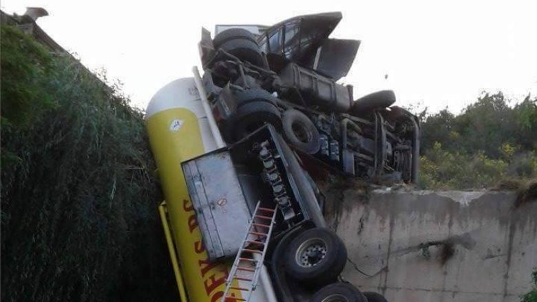 Cisterna me naftë përplaset në fabrikën ‘Sharrcem’ (Foto)