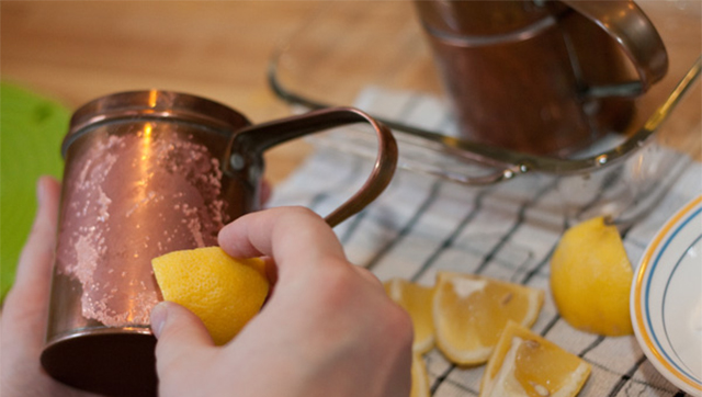 copper-cleaning-with-lemon