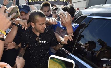 Zyrtare: Alves nënshkruan me Juventusin (Foto)