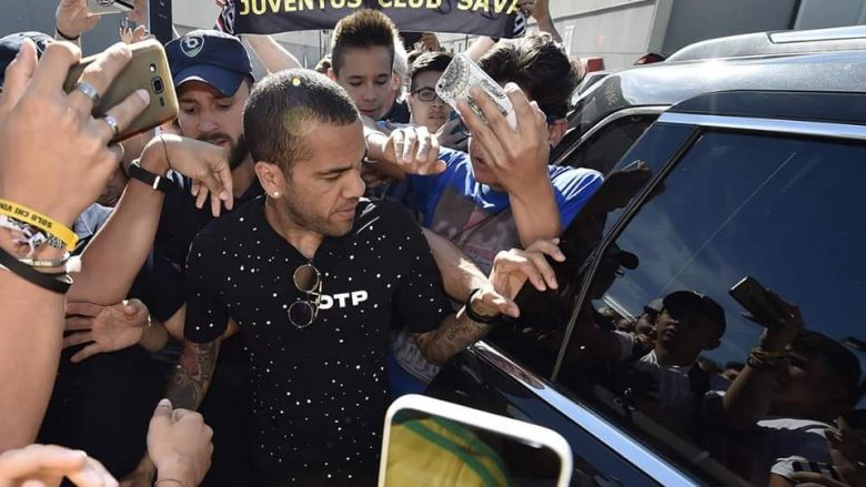 Zyrtare: Alves nënshkruan me Juventusin (Foto)