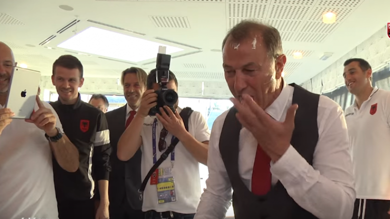Shikoni videon e festës së ditëlindjes së De Biasit me ekipin kombëtar (Video)