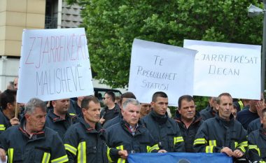 Zjarrfikësit të pakënaqur, protestojnë dhe fyejnë kryeministrin