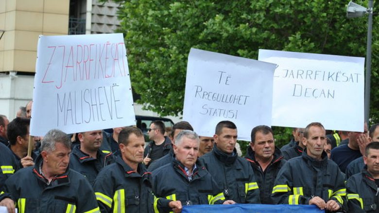 Zjarrfikësit të pakënaqur, protestojnë dhe fyejnë kryeministrin