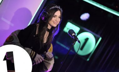 Dua Lipa puthje të ‘egër’ me të dashurin britanik (Foto)