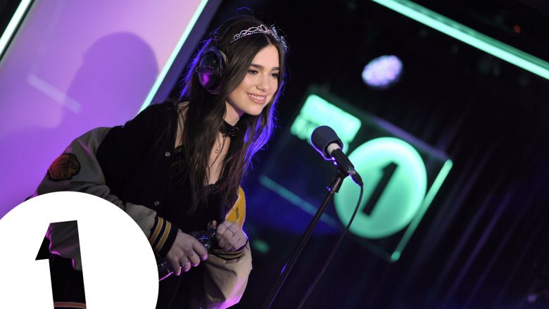 Dua Lipa puthje të ‘egër’ me të dashurin britanik (Foto)