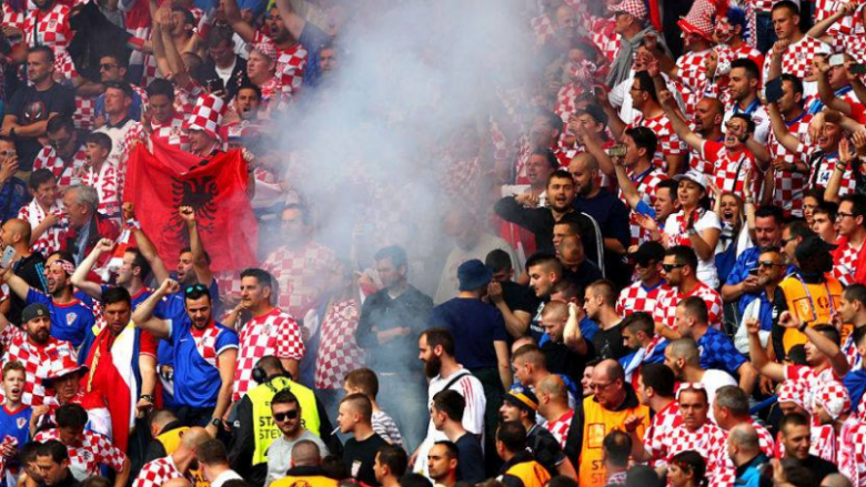 Kroatët nuk harrojnë Shqipërinë edhe gjatë ndeshjes kundër Turqisë, kjo nuk do t’u pëlqejë serbëve (Foto)