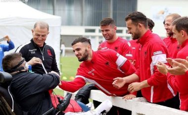 Pamje emocionuese, Kombëtarja nderon tifozin francez që nuk i braktisi asnjëherë (Foto)