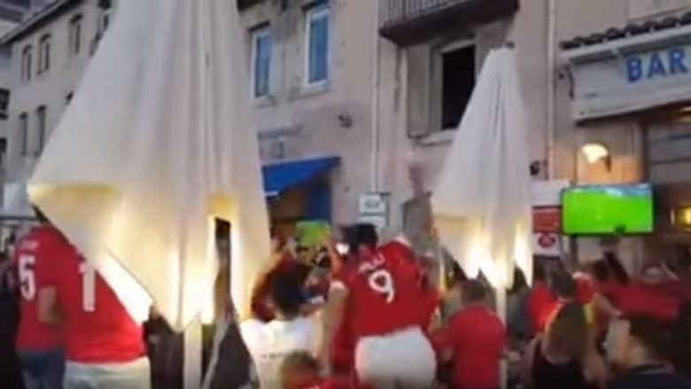 Tifozja shqiptare provokon me kërcim, por rrezohet nga tavolina (Video)