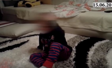 Video shokuese: Fëmija i traumatizuar nga dhuna në kopsht godet kokën me grushte (Video)