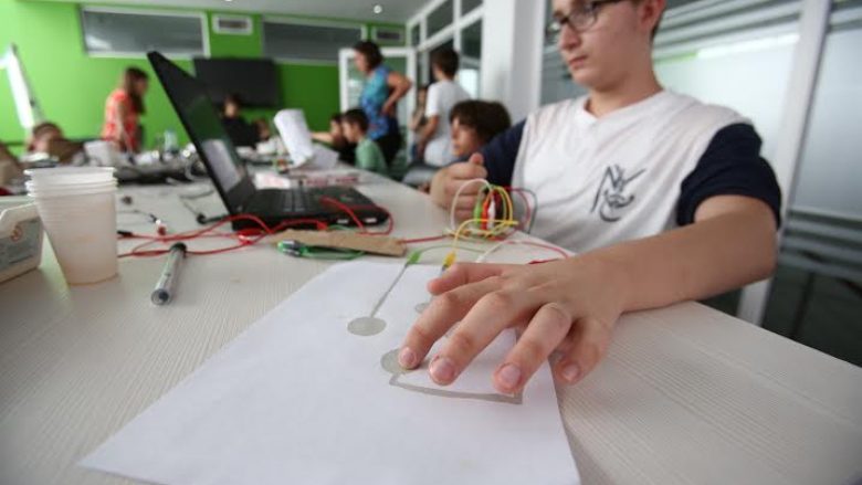 Fëmijët tashmë të dëshmuar si programer në Martonën e Kodimit (Foto/Video)