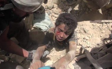 Prekëse: Momenti kur fëmija shpëtohet nga rrënojat në Aleppo (Video,+16)