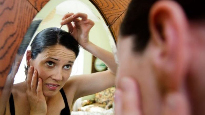Shikoni në pasqyrë: Nëse keni këtë në flokë, kurrë nuk do të sëmureni nga kanceri!