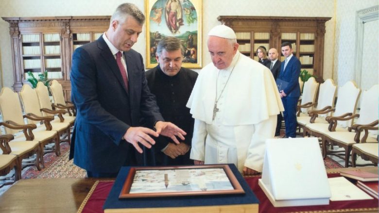 Thaçi i dhuroi Papa Françeskut një fotografi të Gjakovës (Foto)