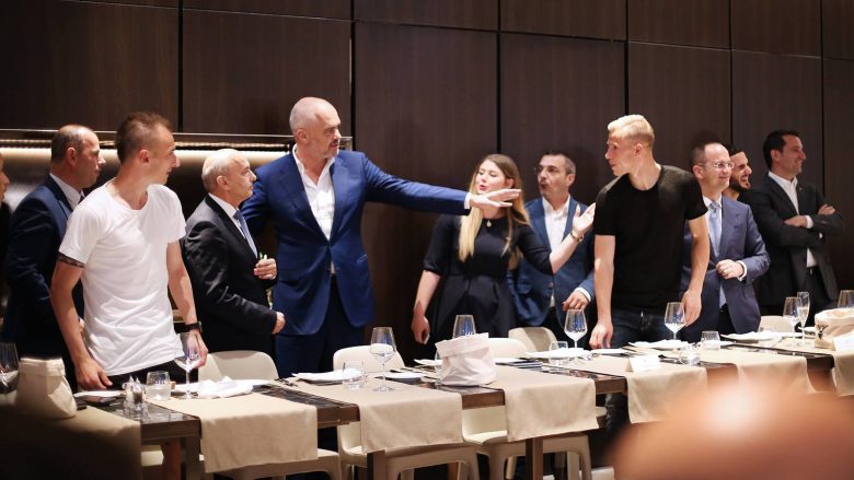 Pas darkës me Edi Ramën, futbollistët i këndojnë Sali Berishës (Video)
