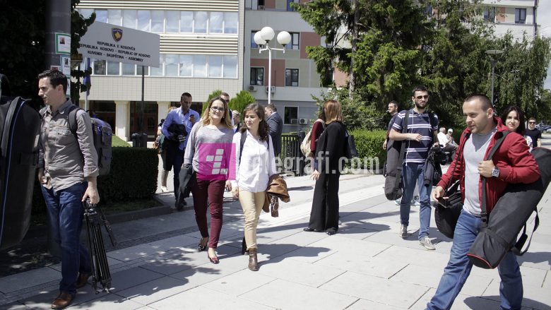 Gazetarët pas tri orë pritjeje bojkotojnë Kuvendin