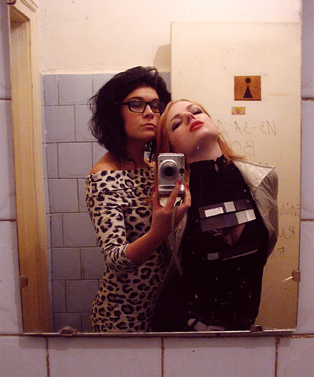 girls_toilet_photos_glasses_silver_mirror_selfshot_pair_camera_photos_swingers_putain