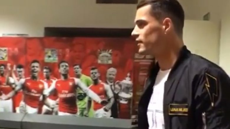 Momentet e para, Xhaka në zhveshtoren e Arsenalit (Foto/Video)