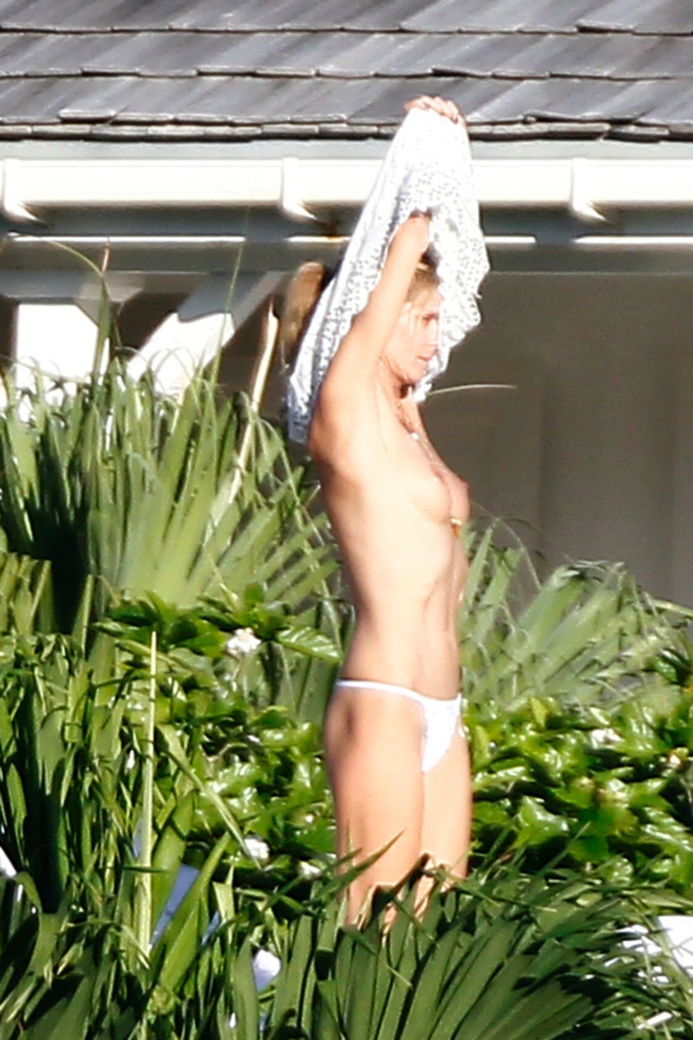 PAP12141056 HEIDI KLUM IN ST BARTS STROLLING TOPLESS IN THEIR RENTAL HOME VISIBLE FROM THE PUBLIC BEACH FROM EVERYBODY