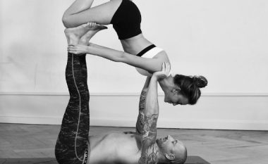 Modelja drenicase me ushtrime akrobatike e mbanë trupin seksi (Video)