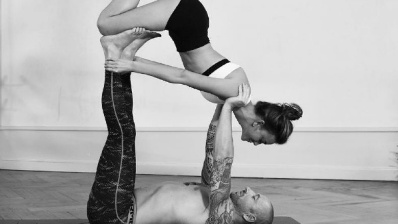 Modelja drenicase me ushtrime akrobatike e mbanë trupin seksi (Video)