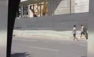 Jetimi i pastrehë nga Tirana tenton vetëvrasjen nga vinçi (Video,+18)