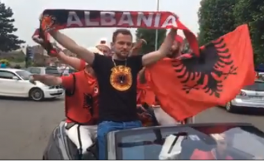 Lensi në zjarr, tifozët këndojnë “Albanian” midis qytetit (Video)