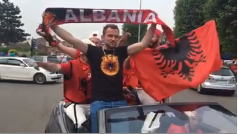 Lensi në zjarr, tifozët këndojnë “Albanian” midis qytetit (Video)