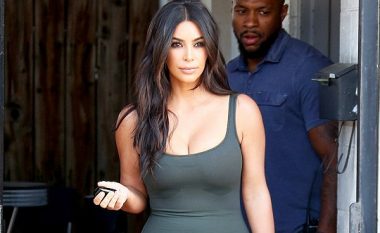 Nxehtë edhe për Kim Kardashian, i dalin djersët nën gjoks (Foto)