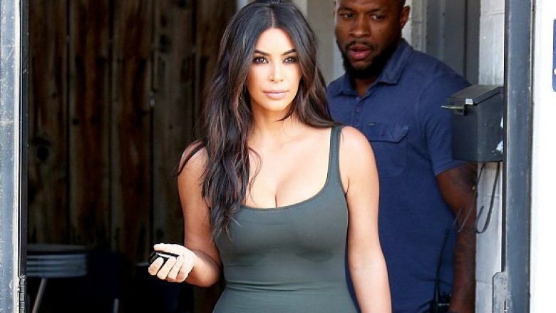 Nxehtë edhe për Kim Kardashian, i dalin djersët nën gjoks (Foto)