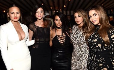 Kështu e lidh gjoksin Kim Kardashian (Foto)