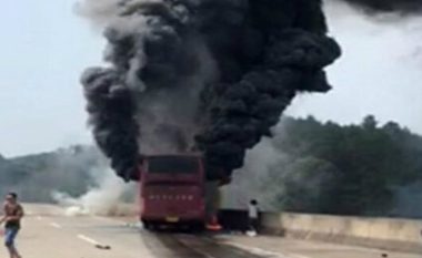 Digjet autobusi në Kinë, vdesin 30 udhëtarë