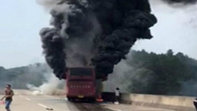 Digjet autobusi në Kinë, vdesin 30 udhëtarë