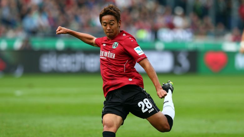 HANOVER, GERMANY - OCTOBER 18:  Hiroshi Kiyotake of Hannover runs with the ball during the Bundesliga match between Hannover 96 and Borussia Moenchengladbach at HDI-Arena  on October 18, 2014 in Hanover, Germany.  (Photo by Martin Rose/Bongarts/Getty Images)