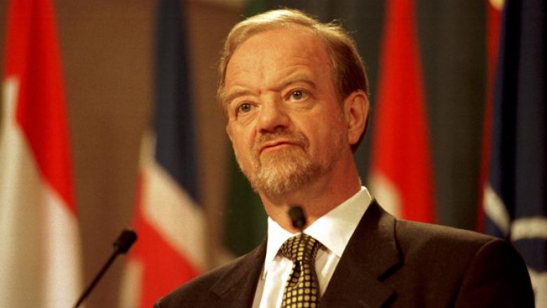 Fushë Kosova shpall qytetar nderi ish ministrin britanik, Robin Cook