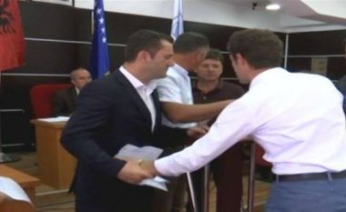 Përplasjet në Kuvendin e Malishevës, për fotografinë e Thaçit (Video)