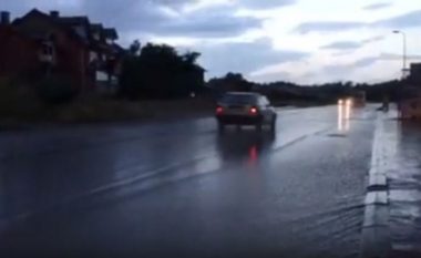 Reshjet e mëdha vërshojnë rrugët e Malishevës (Video)