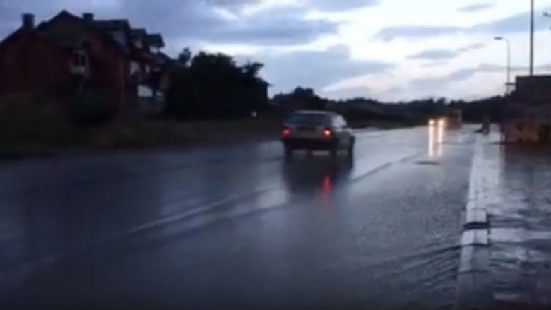 Reshjet e mëdha vërshojnë rrugët e Malishevës (Video)