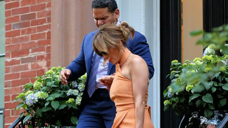 J.Lo për pak sa nuk i del ‘zogu’ në shesh midis New Yorkut (Foto)