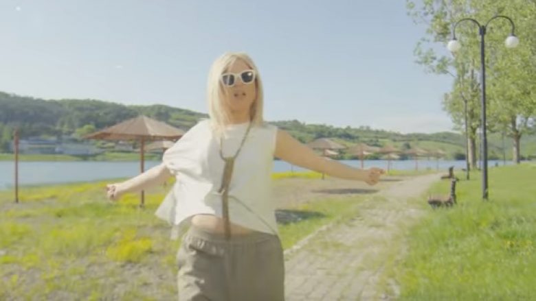 Lori i këndon “Fatit” (Video)